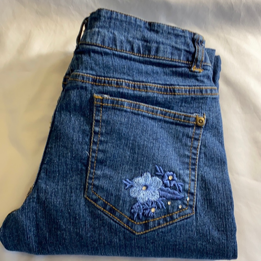 d’jeans Midrise Floral Pocket and Hem Capris